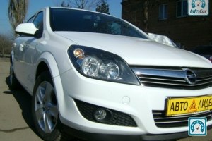 Opel Astra  2012 497901