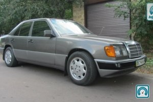 Mercedes E-Class W124 1990 566886