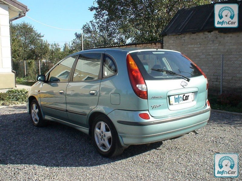 Nissan tino 2002