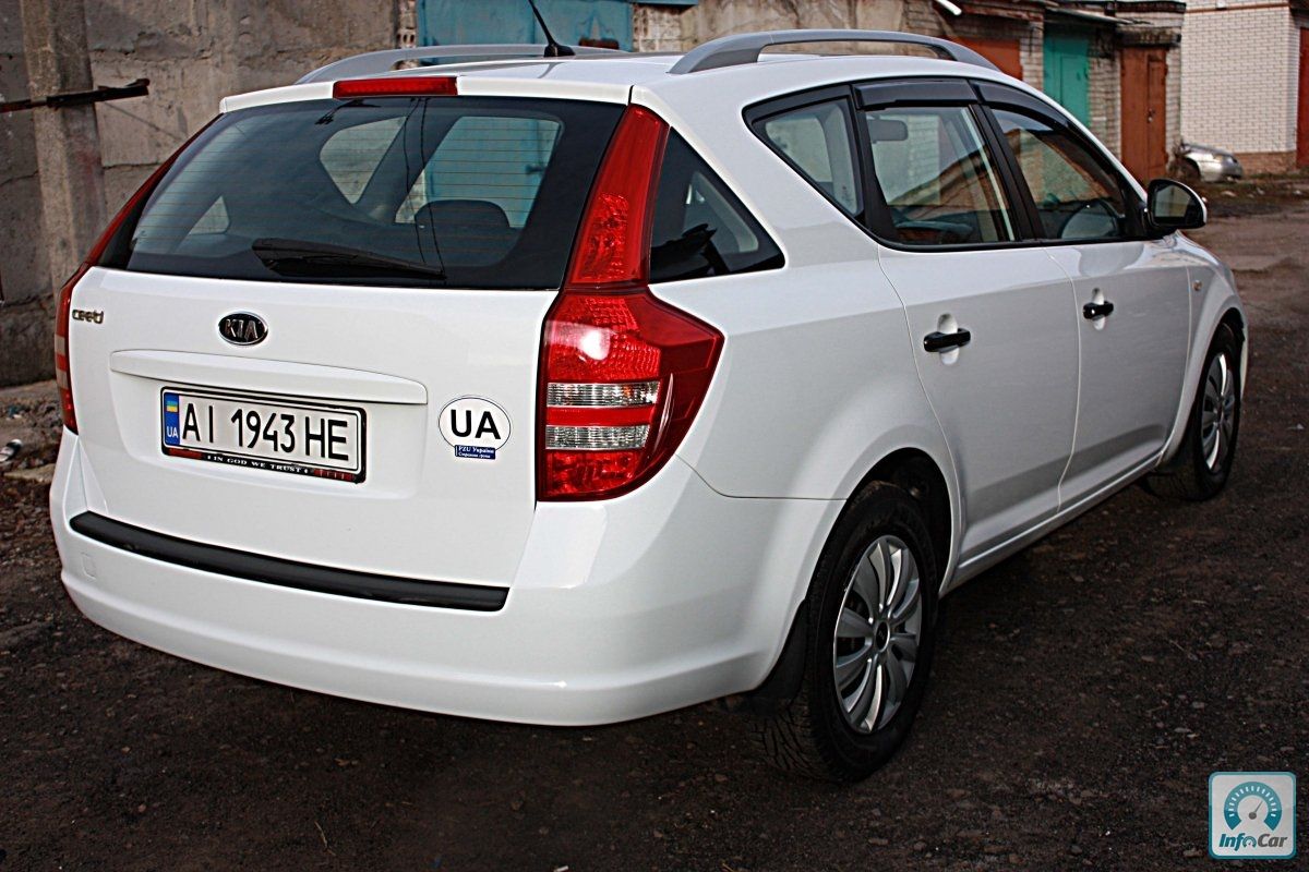 Купить автомобиль KIA Ceed SW 2008 (белый) с пробегом
