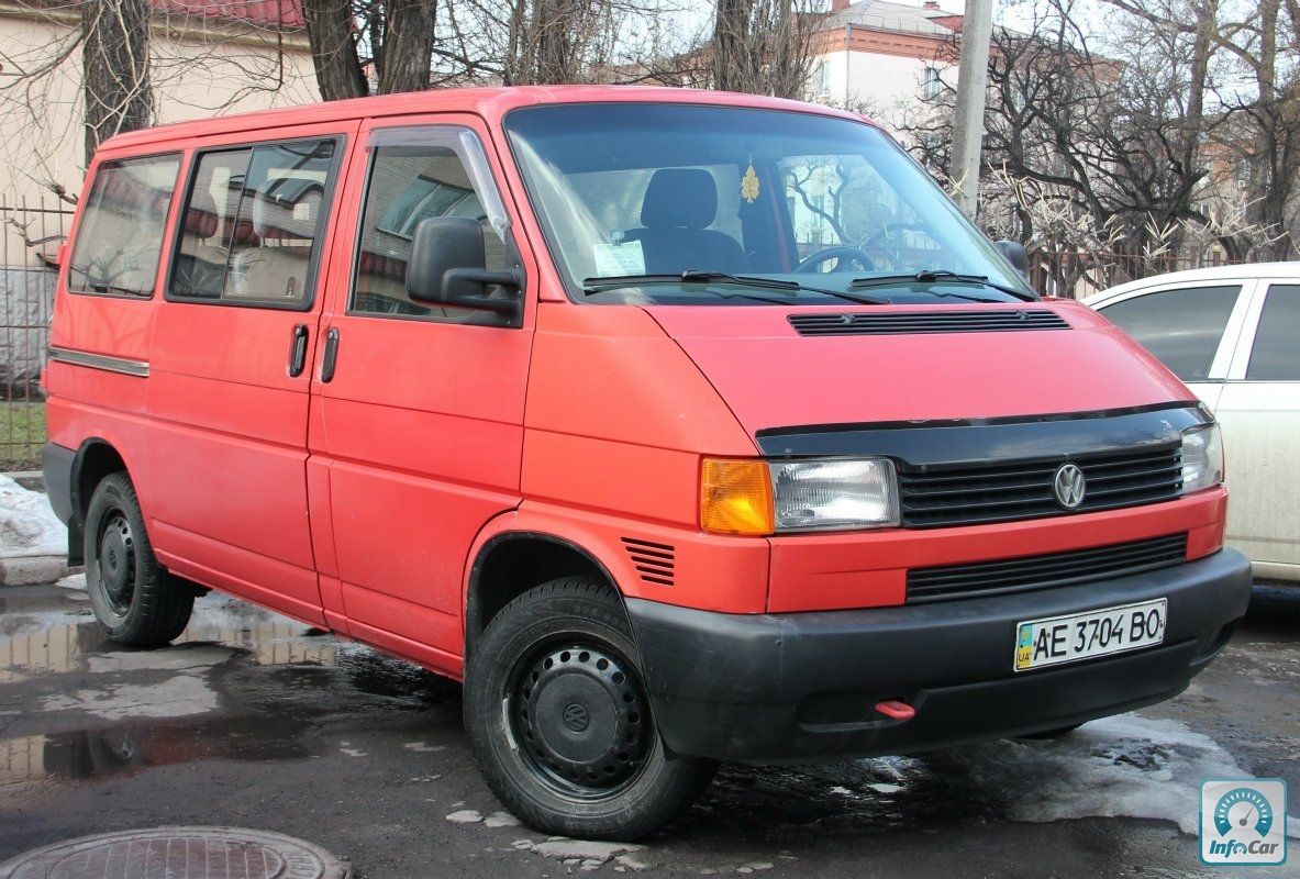 Купить автомобиль Volkswagen Transporter 2002 (красный) с