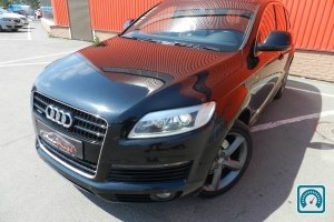 Audi Q7  2010 758188