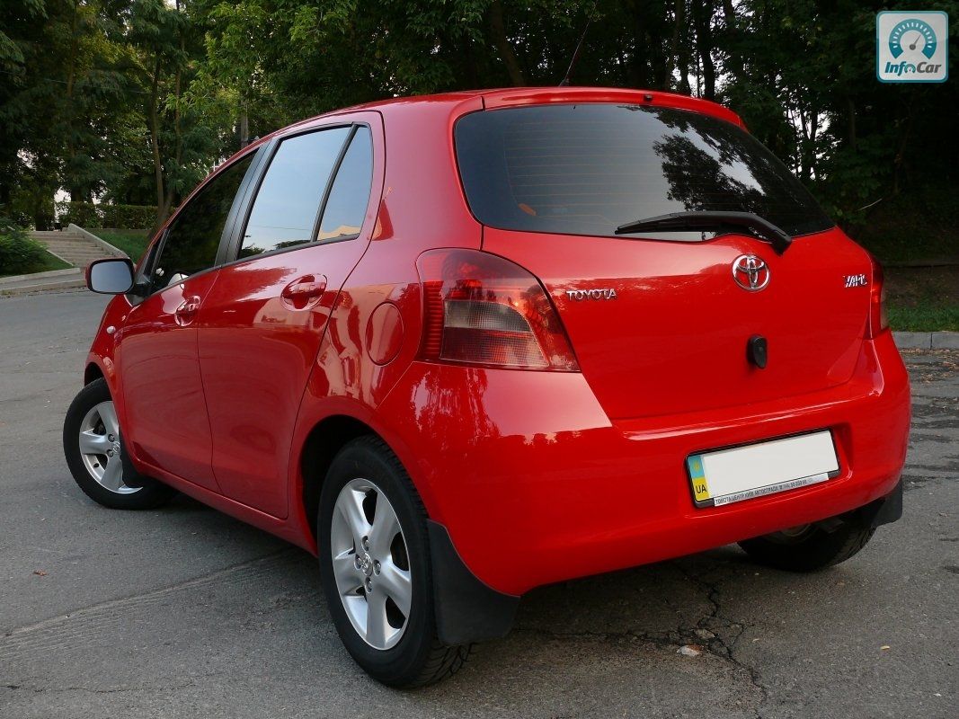 Купить автомобиль Toyota Yaris 2008 (красный) с пробегом