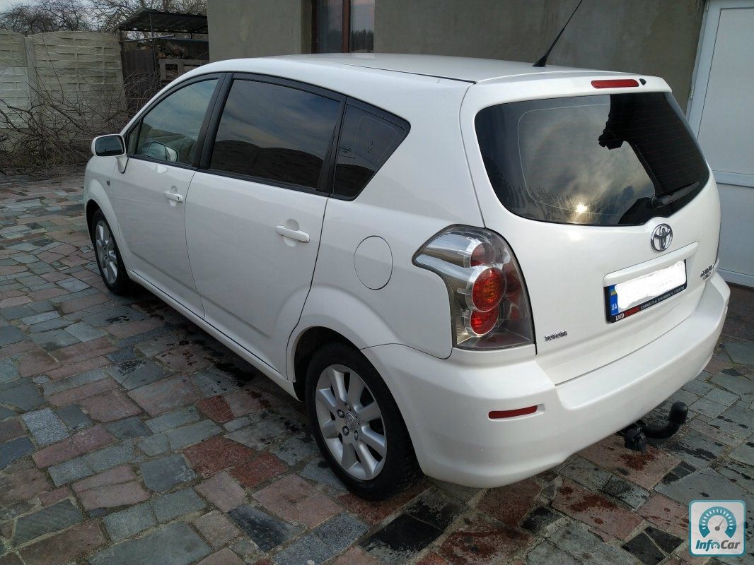 Купить автомобиль Toyota Corolla Verso 2005 (белый) с