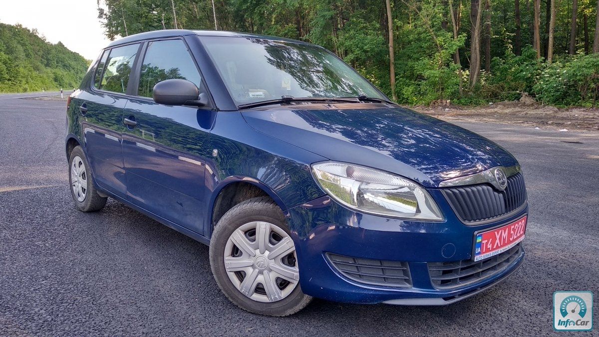 Skoda fabia темно синяя