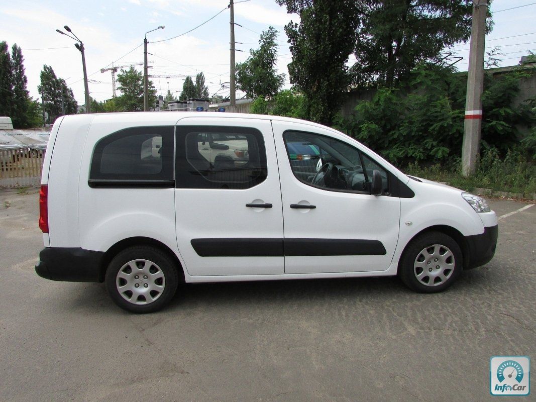Купить автомобиль Peugeot Partner 2010 (белый) с пробегом