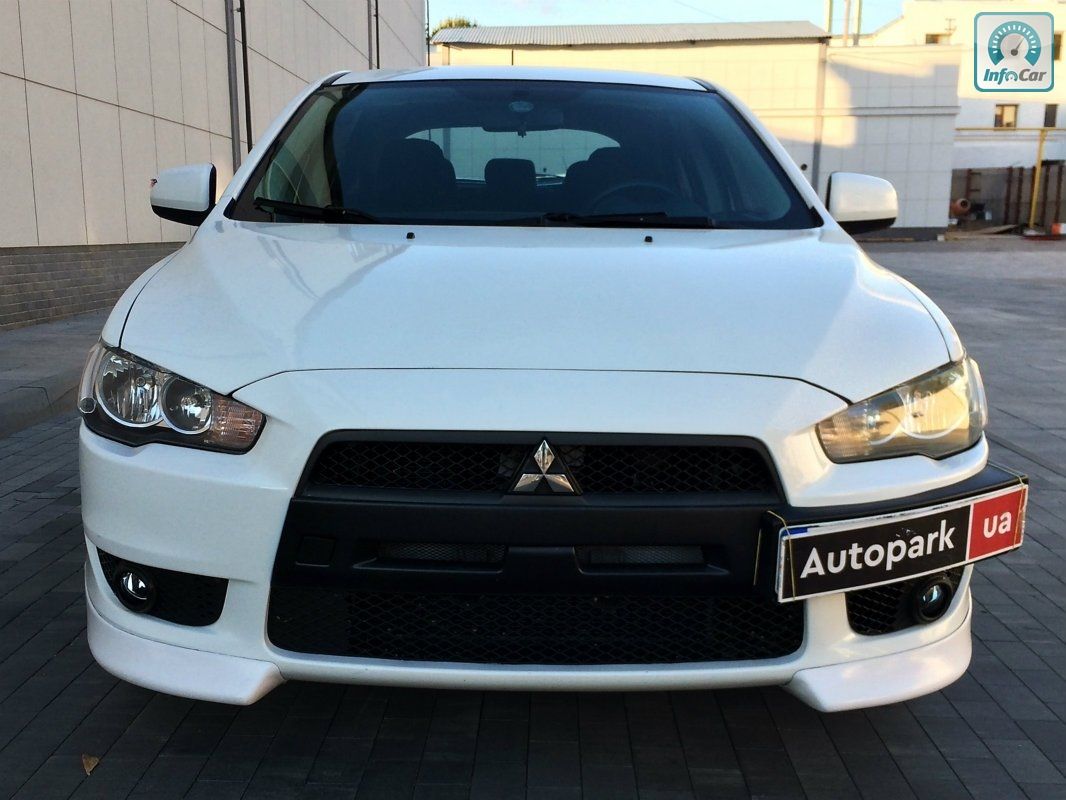 Mitsubishi lancer белый