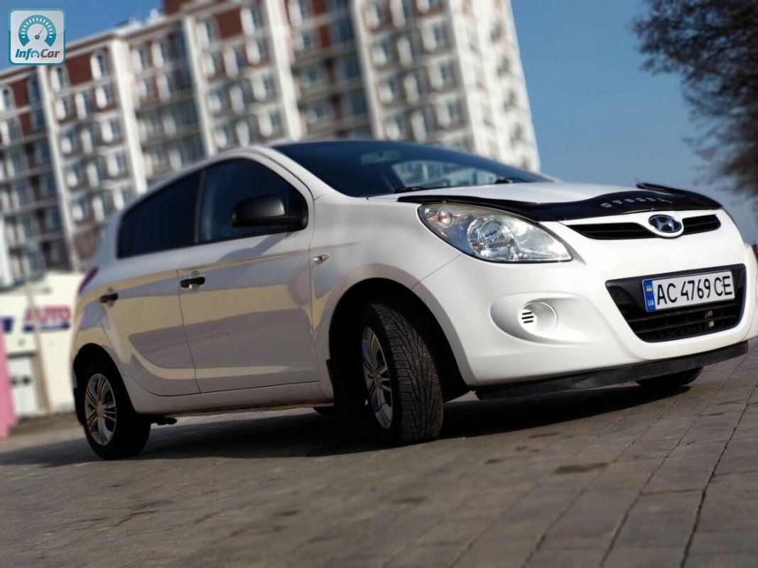 Купить автомобиль Hyundai i20 MAXI 2011 (белый) с пробегом