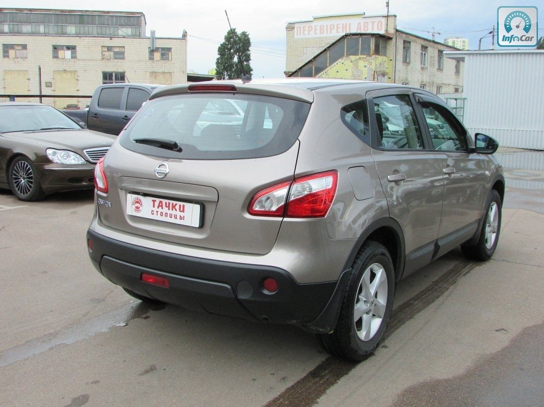 Купить автомобиль Nissan Qashqai 2012 (серый) с пробегом