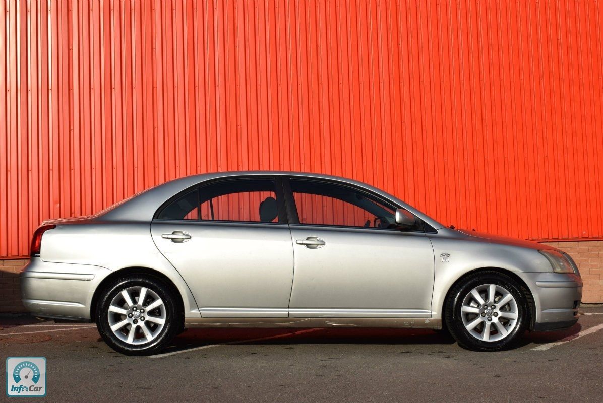 Купить автомобиль Toyota Avensis 2004 (серебряный) с