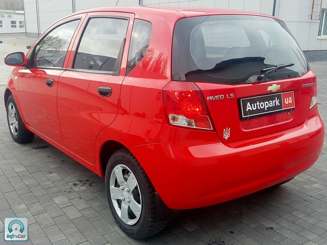 Chevrolet aveo красный