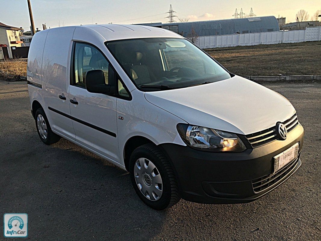 Белый volkswagen caddy