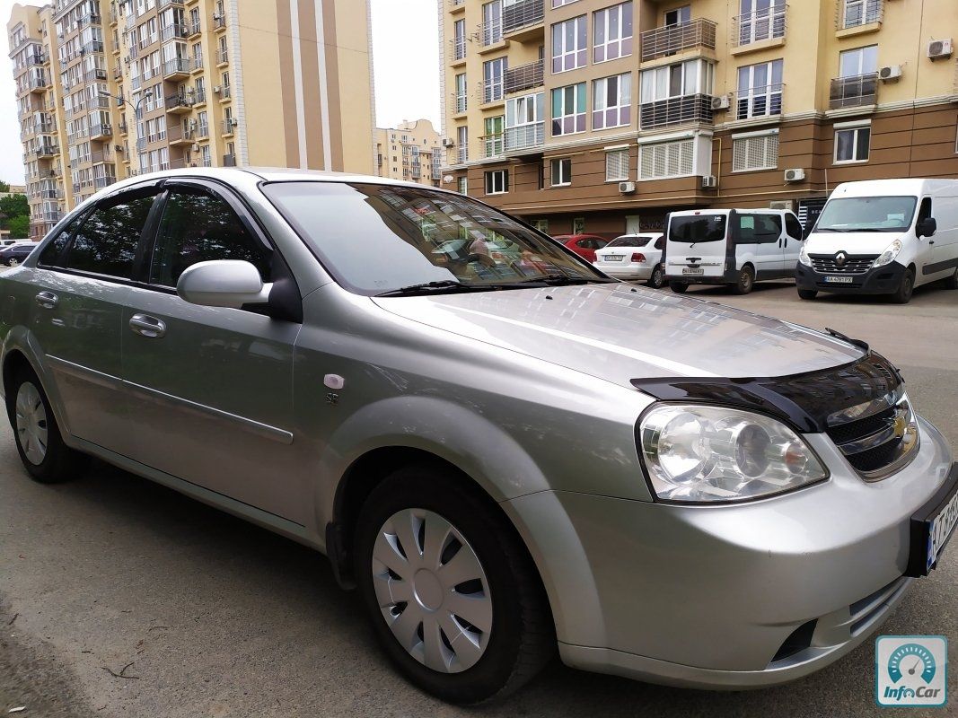 Серый chevrolet lacetti