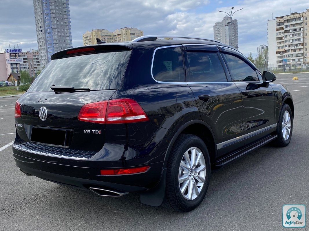 Черный Volkswagen Touareg 2014