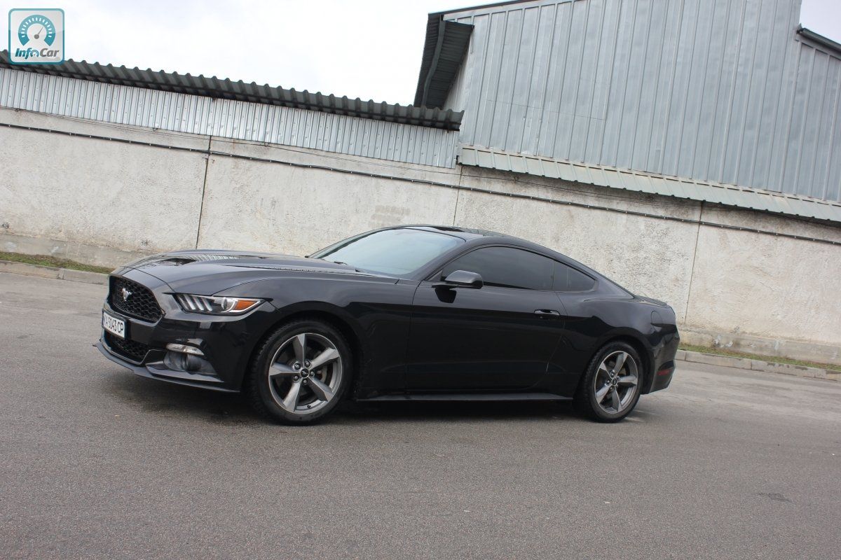 Ford mustang черный