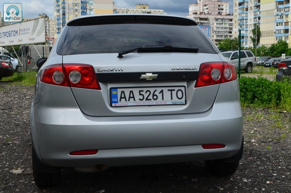 Серый chevrolet lacetti