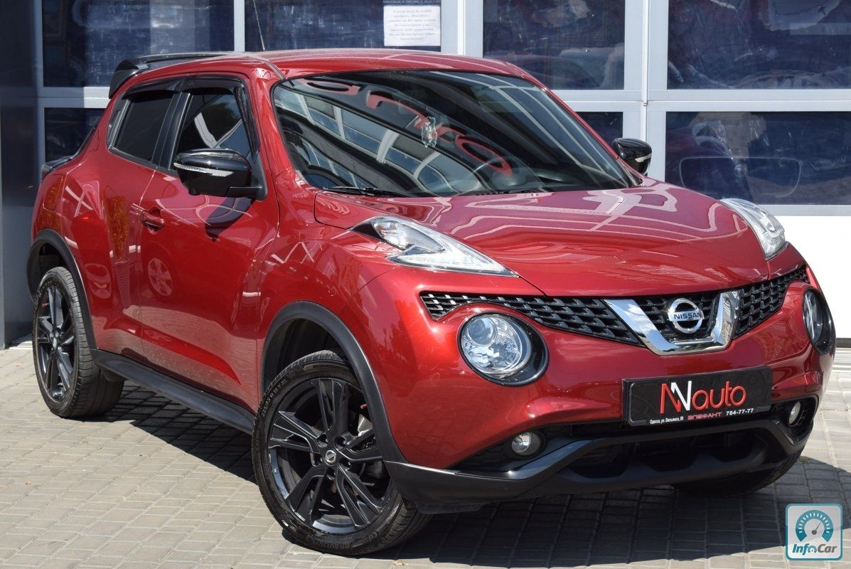 Красный Nissan Juke r18