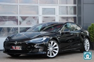 Tesla Model S  2019 819033