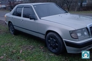 Mercedes E-Class 124 1985 821239