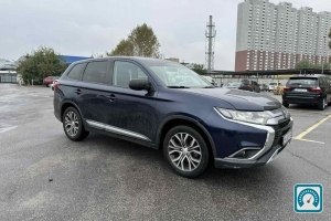 Mitsubishi Outlander  2017 823672